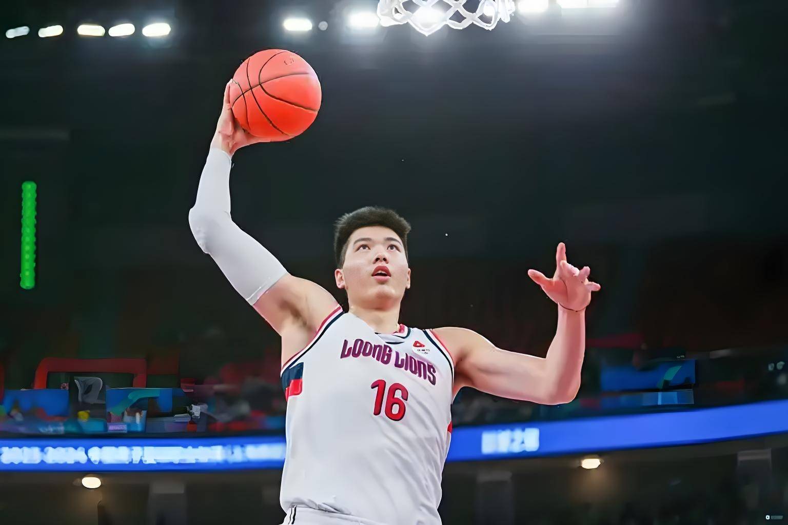 转会期全明星赛传出新动向；上海久事防线松动；管理层表态：震撼外界；年轻球员得到机会的简单介绍-爱游戏ayx在线入口